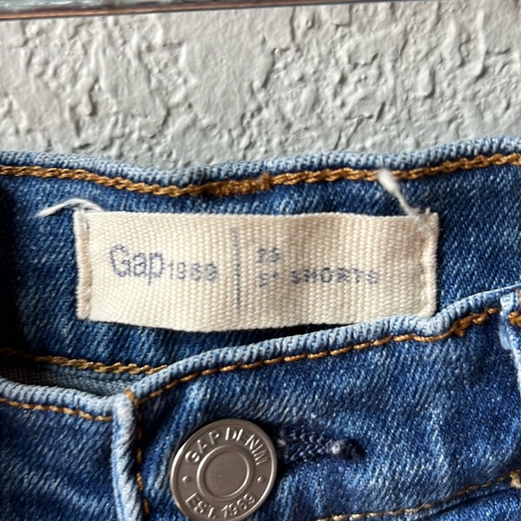 Gap 1969 5” distressed denim shorts - Picture 3 of 8